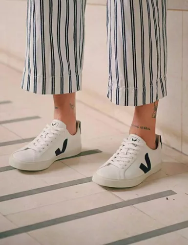 Zapatillas informales Veja de cuero con cordones bajas para hombre y mujer - Imagen 6 de 14
