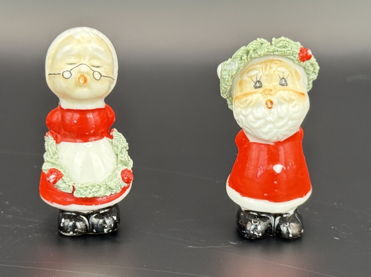 Vintage Napco Kissing Santa & Mrs. Claus Holding Gifts Spaghetti Mini Figurines