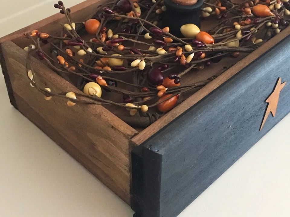 Primitiva decoración rústica de campo - Caja de velas con cajón de madera con bayas, acento de estrella Foto 4 de 4