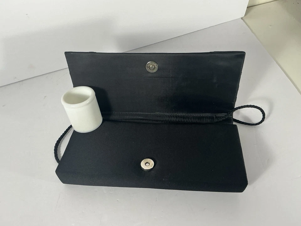 Bolso sin asas de esmoquin plisado satinado negro Jessica McClintock con solapa con correa Foto 3 de 4