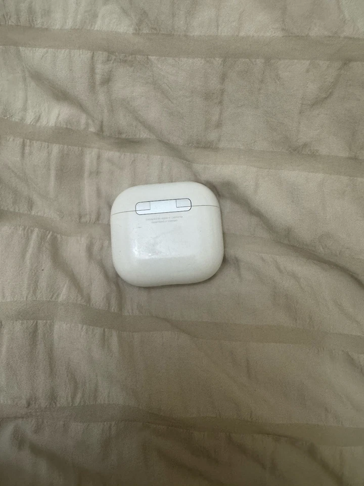 Apple AirPods 4, photo 2 of 3