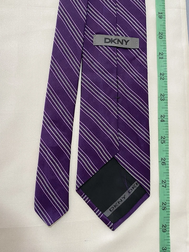 Corbata para hombre DKNY púrpura a rayas de seda hecha en EE. UU. Foto 4 de 4