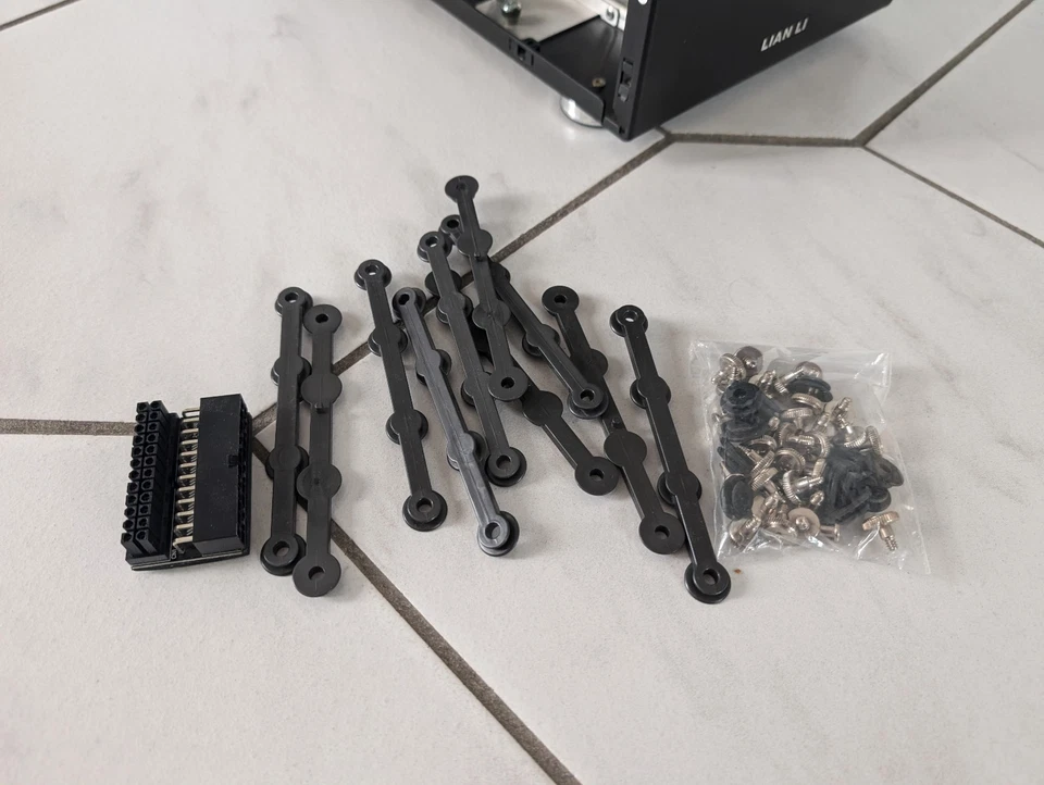 LIAN LI PC-Q25 Mini-ITX PC NAS Gehäuse inkl. Zubehör, perfekt als Homeserver - Bild 3 von 4