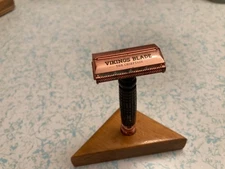 Vikings Blade Chieftain ODIN Safety Razor in Obsidian Black & Rose Gold & Stand