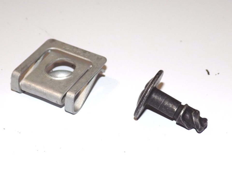 NEW Land Rover Discovery 99 00 01 02 03 04 Upper Fan Shroud SCREW