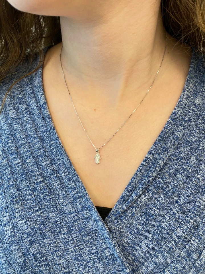 Collar de mano pequeño Hamsa de oro blanco macizo de 14k con 0,14 quilates de diamantes Foto 3 de 4