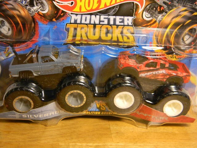 Hot Wheels Monster Trucks 1:64 Scale Demolition Doubles Silverado vs F150  Raptor, 1 - Metro Market