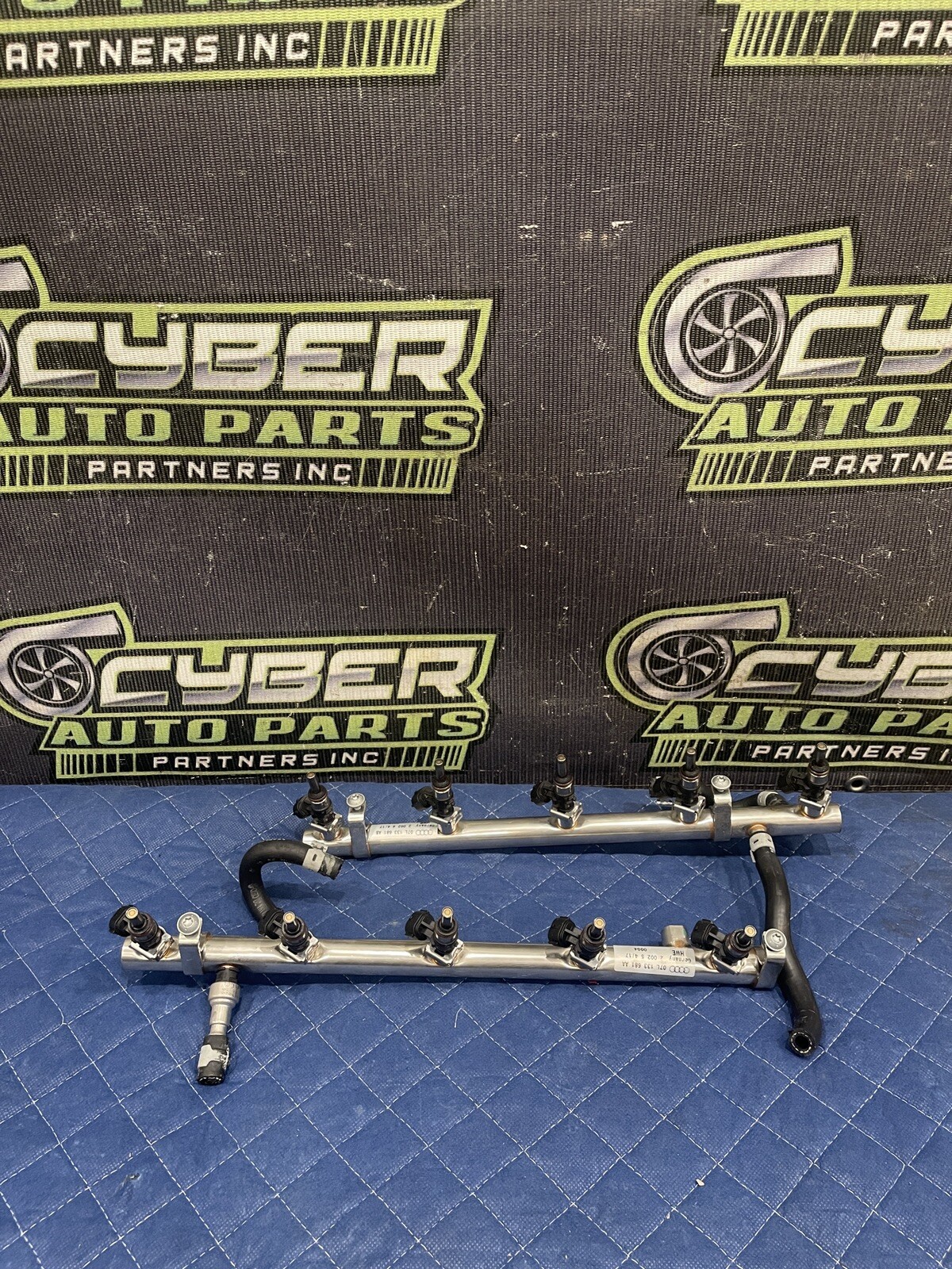 2017 AUDI R8 PLUS UPPER FUEL RAIL FUEL DISTRIBUTORS 07L-133-681-AB PAIR OEM