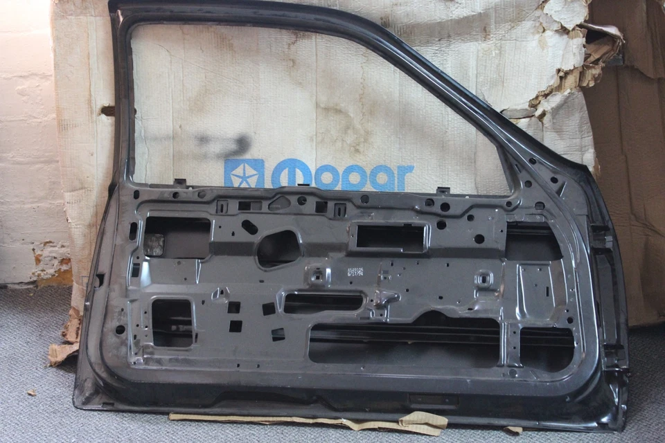 Novo Estoque Antigo OEM Mopar Porta Esquerda 4549105 1990-1993 Chrysler LeBaron Coupe - Imagem 2 de 4
