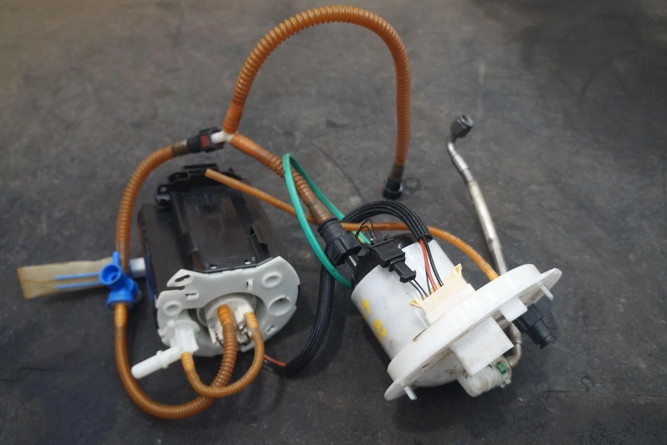 Bomba de tanque de combustible de gasolina izquierda 11K0027CP OEM McLaren MP4-12C 2014 Foto 3 de 4