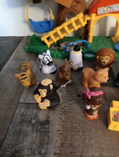 Fisher Price Little People BIG ANIMAL ZOO Playset w 8 Animals, People & Tractor - Picture 4 of 13