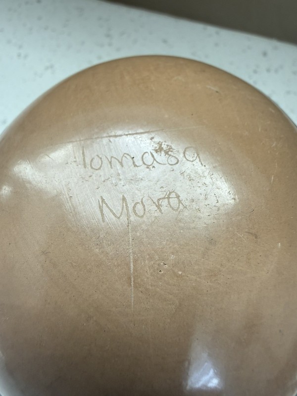 Mata Ortiz Mexican Pottery by Tomasa Mora. 5. 25 " Tall and 4.25" Wide
