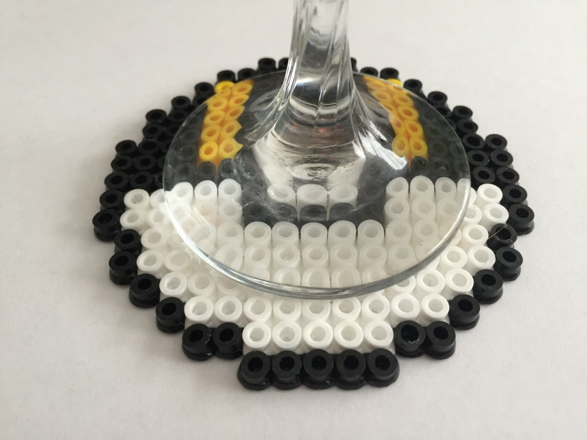 Dessous De Verre En Perles De Hama Motif PokéBall - Fait Main En France, Diamètre 7.5 Cm, Neuf, Parfait Pour Fans De Pokémon Ou Déco Fun