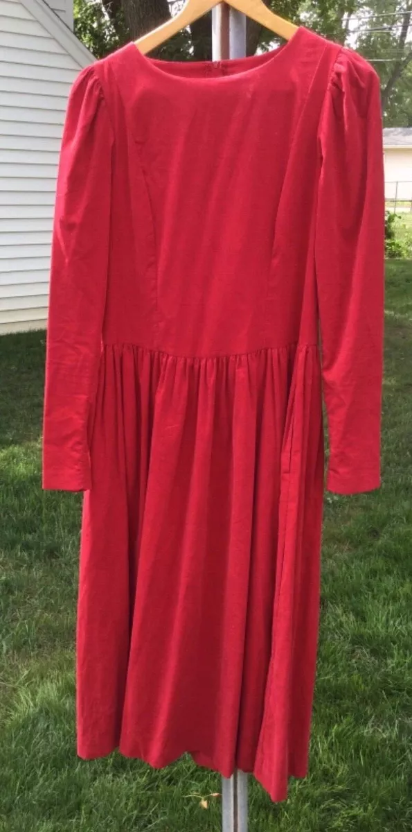 Laura red dress 2025
