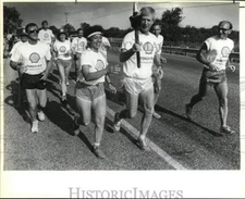 1986 Press Photo Torch Run participants along S. Presa at start of run, Texas