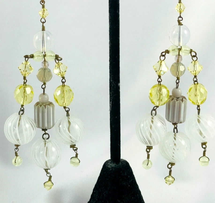 Pendientes araña de cuarzo limón a rayas blancas de vidrio soplado con cuentas Foto 4 de 4