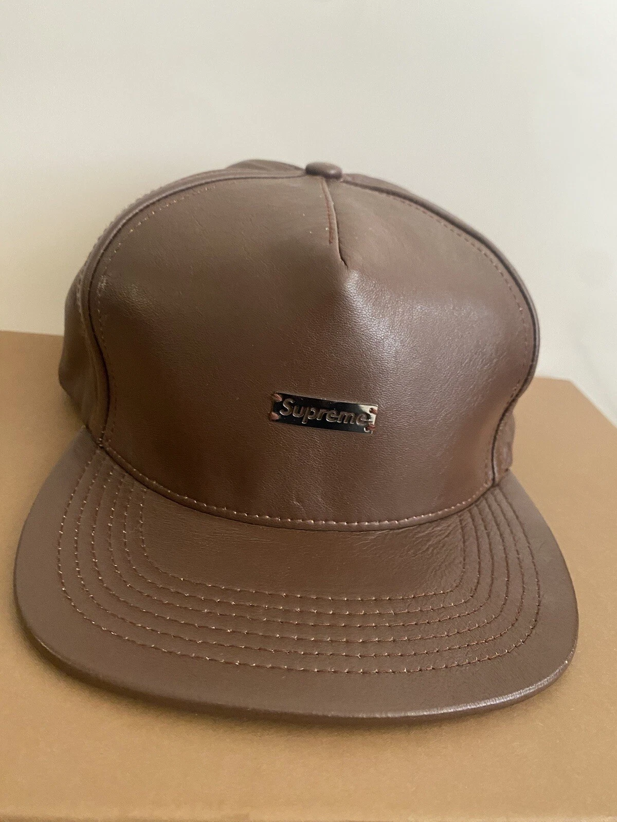 Casquette de camp en cuir marron Supreme