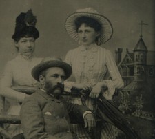 TWO WOMEN WITH A BEARDED MAN. COOL OUTFITS. PAINTED BACKGROUND TINTYPE.