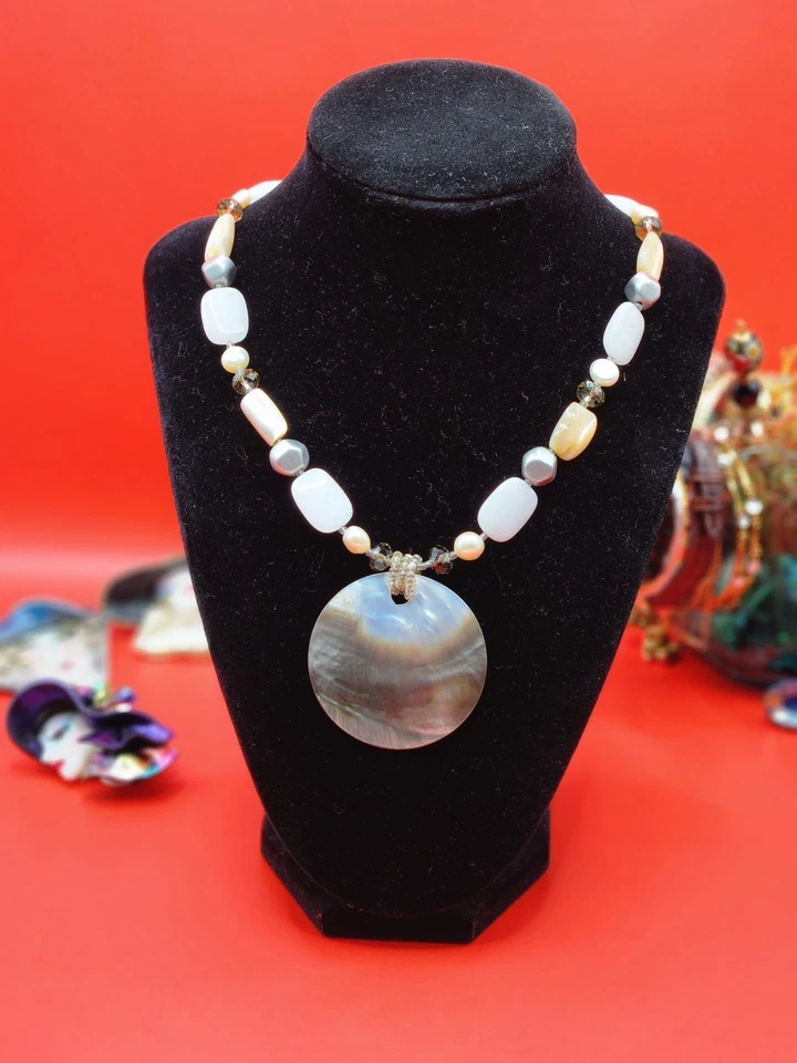 Collar Lia Sophia “Paisaje Marino” Madreperla, Jade Blanco, Cuentas de Vidrio, Concha Foto 2 de 4