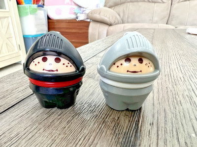Vintage 1990 Little Tikes Wee Waffle Castle Pair of KNIGHTS toddle tots  #0900