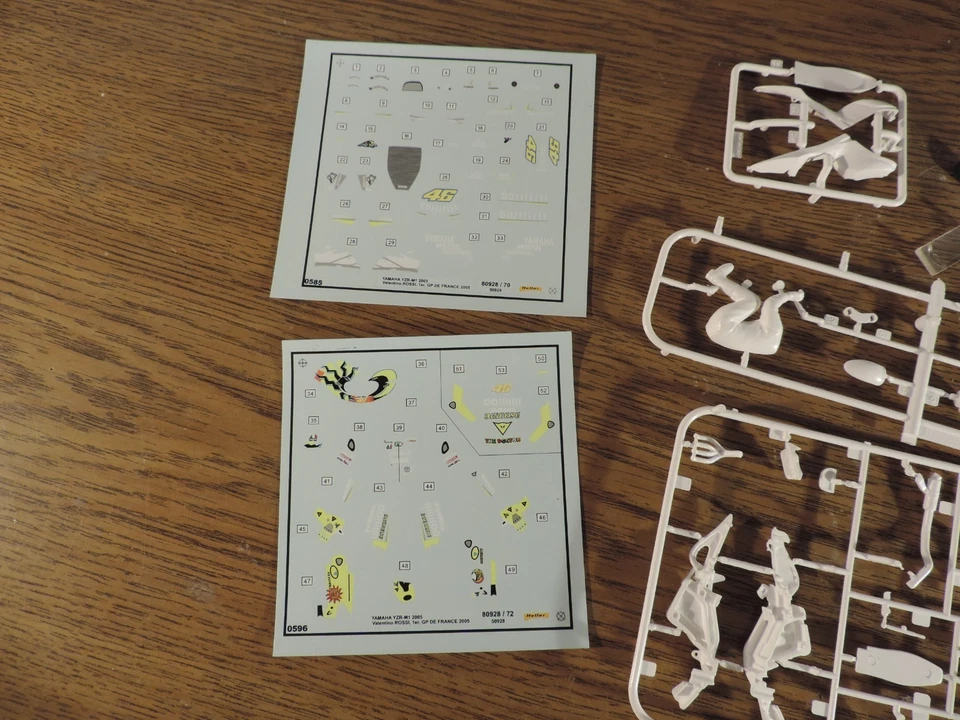 Heller 1:24 Yamaha YZR-M1 2005 mit Fahrer - Bild 4 von 4