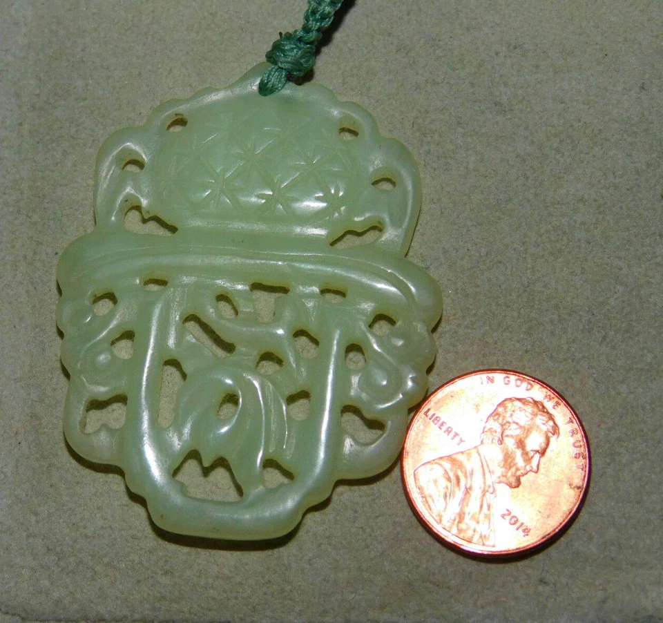 Collar Celadon Piedra Tallada Jade Verde Pálido Año del Gato Gallo Pez DC 4 Foto 4 de 4