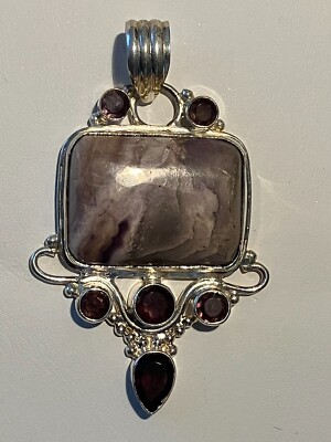 Schillernder Amethyst Anhänger - elegantes Design mit satten lila Steinen