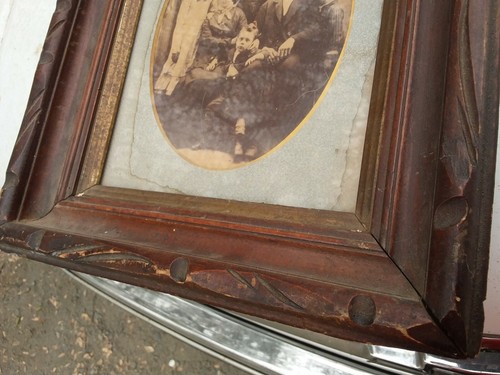 Antigua foto familiar tallada marco de madera adornado siglo 1800? ¿Principios del siglo XX? Decoración vintage - Imagen 3 de 8
