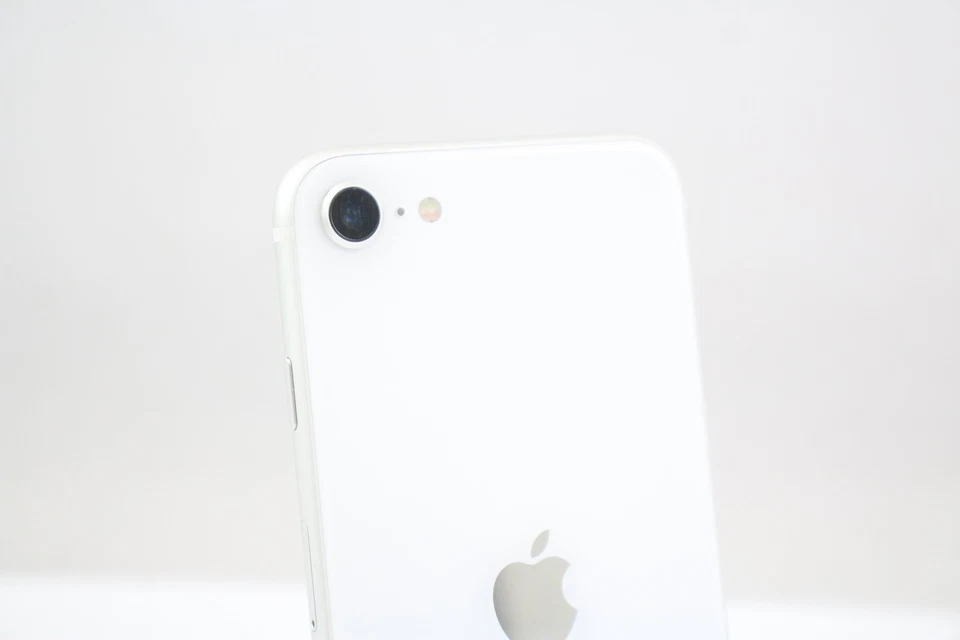 Apple iPhone SE 2020 (Unlocked) A2296 64GB White Grade C Boxed - Image 4 of 4