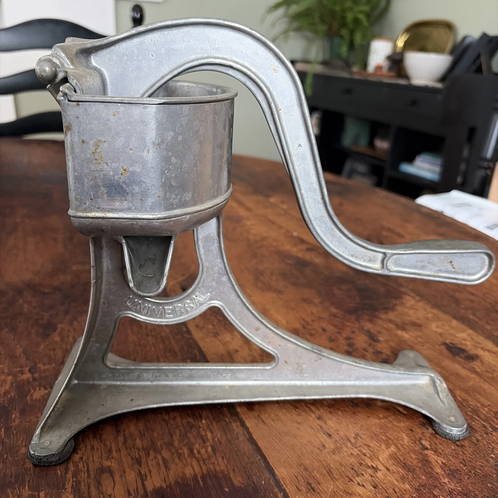 VTG Universal Citrus Juicer Aluminum Metal w/ strainer, Manual, mfg Ct USA