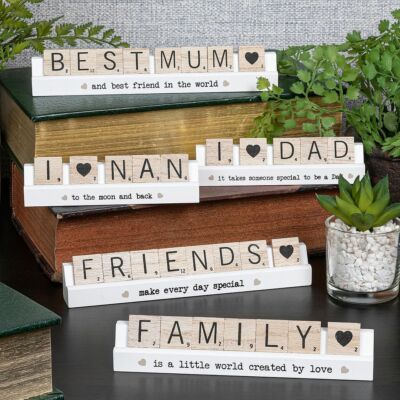 Shudehill Scrabble Fliesenständer - Mama Papa Opa Freunde Familie Lehrer Schwester Hund