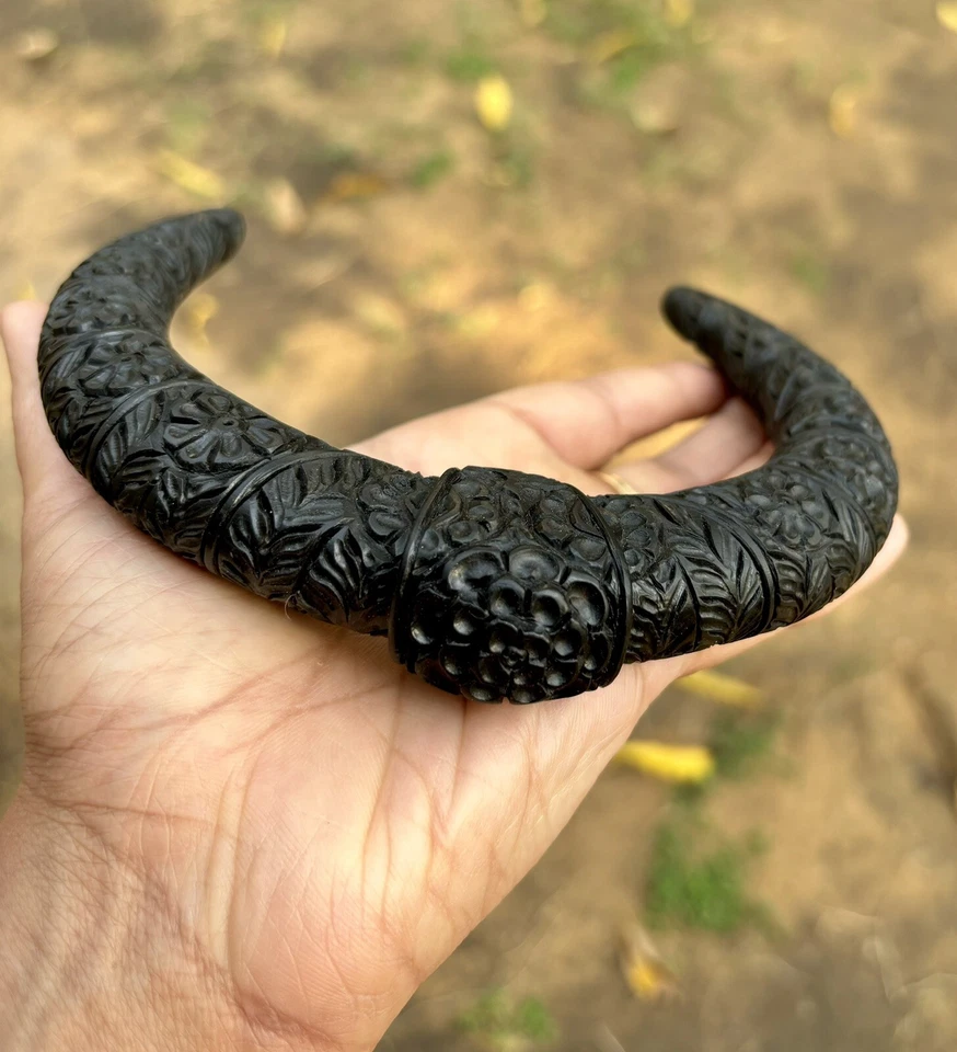 Gargantilla cuello madera ébano Kanthi Hasli collar abierto diseño floral tallado Foto 2 de 4