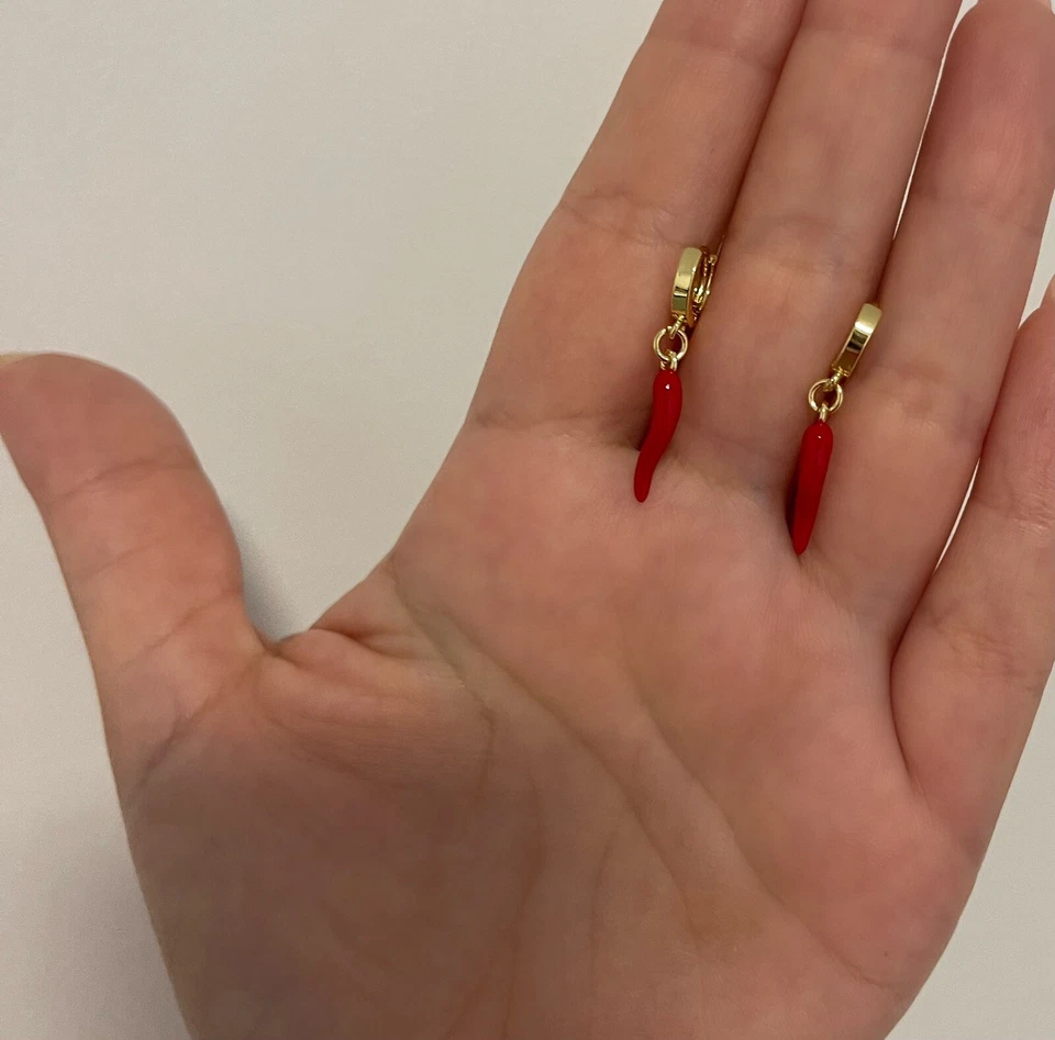 Pendientes colgantes de aro de esmalte de chile rojo rellenos de oro amarillo Foto 4 de 4