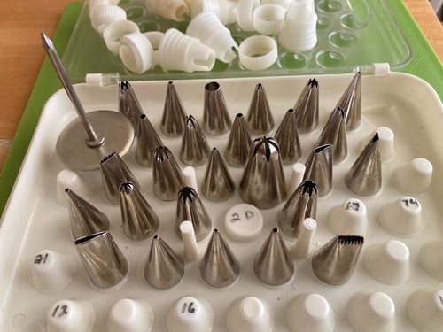 Wilton Cake Decorating Tools Lot Of 26 Tips + Flower Nail + Couplers + Case