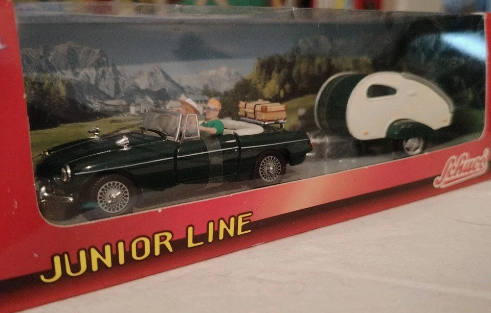 SCHUCO- MGB Con Roulotte - Modellino Auto Metallo Verde Junior Line -Scala 1:43 - Immagine 2 di 4