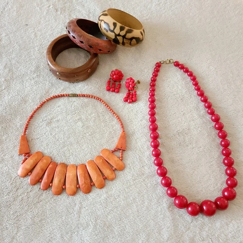 6Pc VTG 1960s JEWELRY Lucite Shell Necklace Carved Wood Bangles Red Earrings