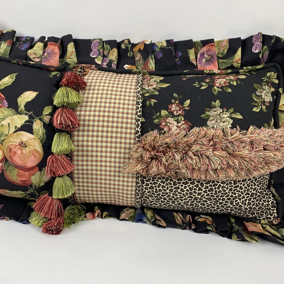 Almohada decorativa a cuadros con flecos y borlas con estampado de animales florales hecha a medida negra Foto 4 de 4