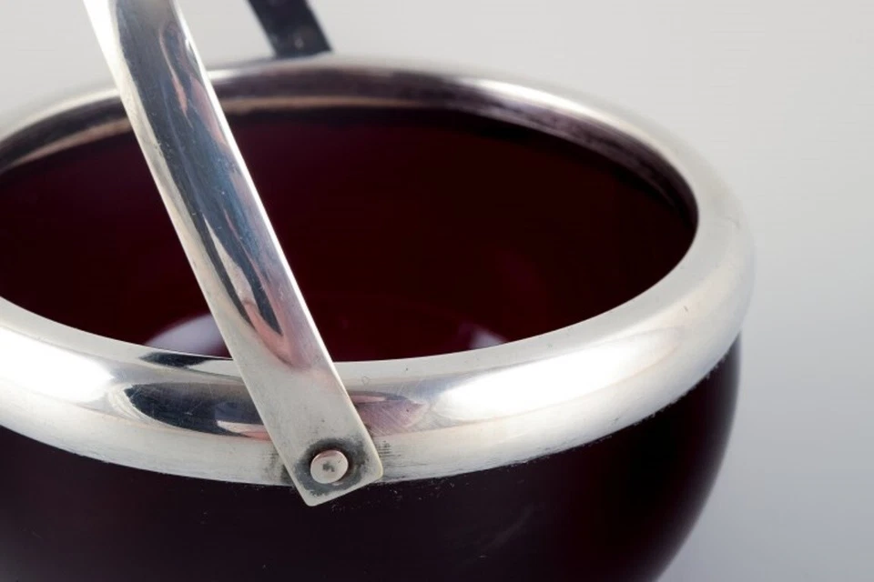 Zuccheriera danese in vetro bordeaux con montaggio e manico in argento. 1920/30. - Immagine 4 di 4