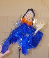 Figurine de sorcière Poupée habits Bleu roi suspendue avec balai 