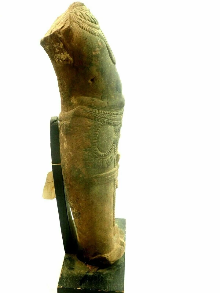 Figura de torso de arenisca tallada fragmento de deidad femenina 16,5" 700-800 d.C. Foto 2 de 4