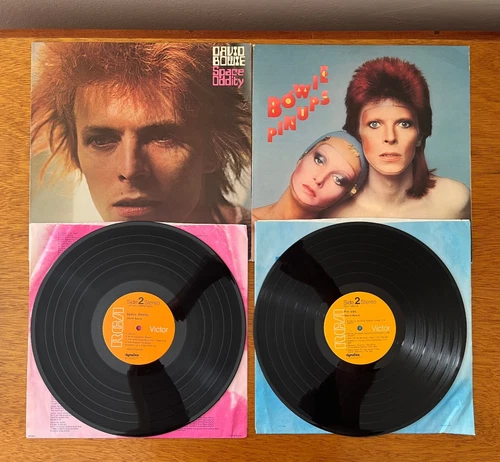 LOT OF 2 DAVID BOWIE VINLY ALBUMS SPACE ODDITY with POSTER - PIN UPS - TESTED