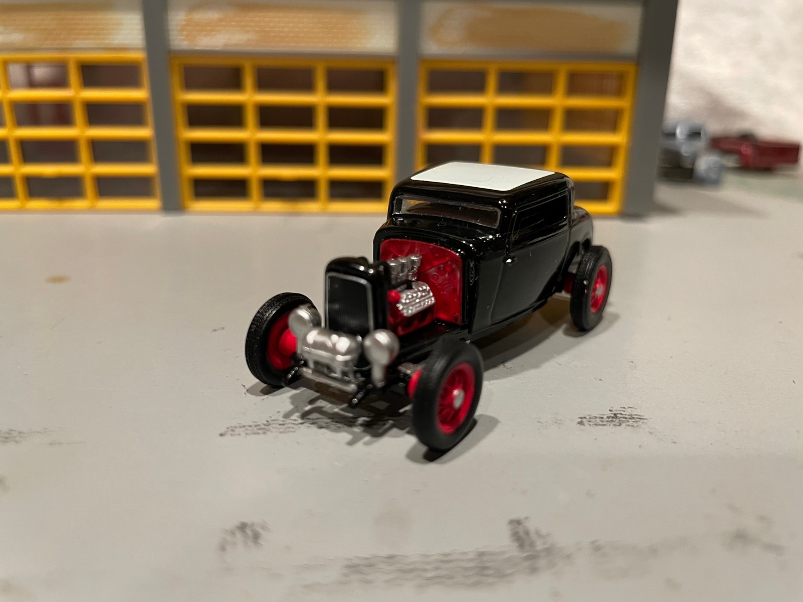 1/64 32 FORD 2 WINDOW/CHOPPED HI-BOY/BLACK/H&H FLATHEAD 4 CARBS/RUBBER TIRES