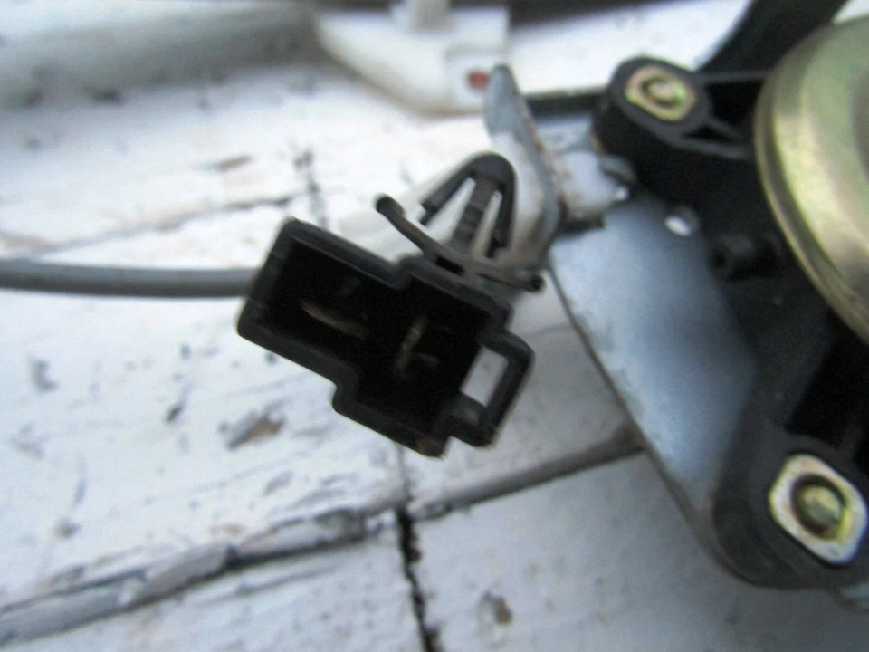 Regulador ventana lateral izquierda trasera Daewoo Nubira modelo 1999 03 SDN con motor usado  Foto 3 de 4