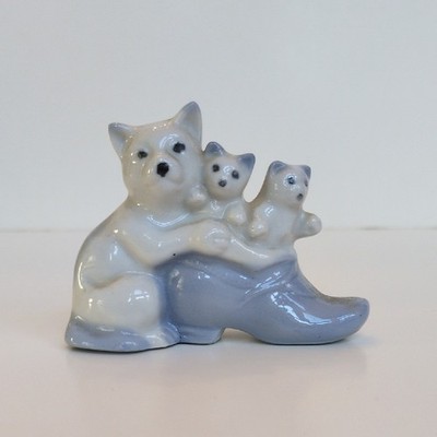 猫の置物　マザーキャット Vtg 1951 Mama Cat w/ Kittens in Shoe Ceramic Figurine Blue White