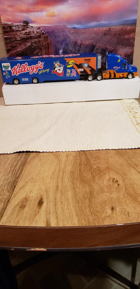 Hendrick Racing 2012, transportador Kellogg's. Kenworth T/T #5 escala 1/64. Foto 2 de 4