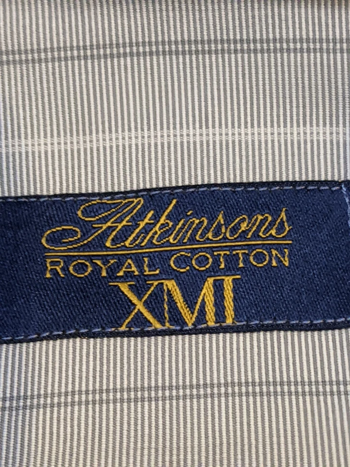 Camisa social masculina XMI Atkinsons Royal algodão 16 listrada azul e branca com botões - Imagem 2 de 4