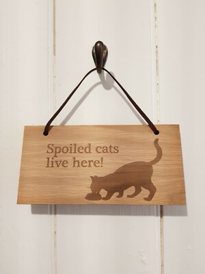 SPOILED CATS LIVE HERE Eichenfurnier Hängeschild mit Lederspitze 2
