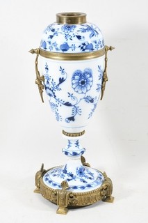 R08P82 Antique Onion Pattern Porcelain Oil Lamp Brass Hardware