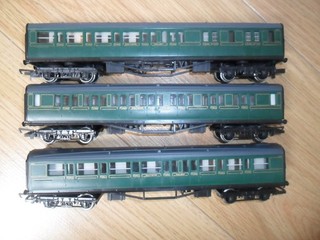 Collection of Southern Coaches for Hornby OO Gauge Model Railway Train Sets