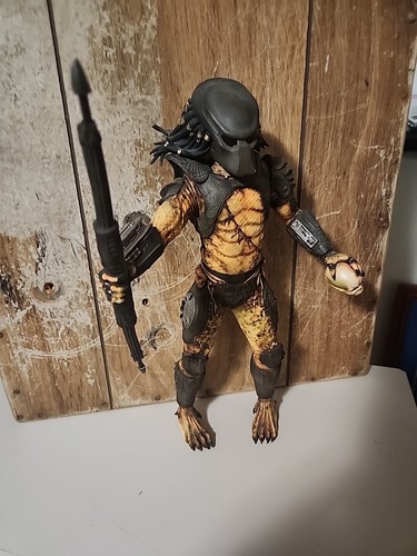Jungle Hunter Predator Wax 12inch Figure - Picture 2 of 7